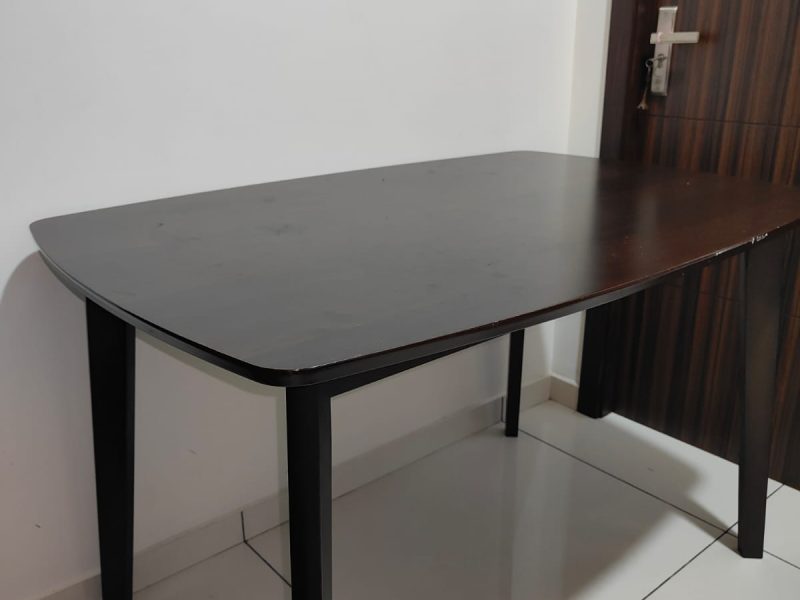 Title : Elegant 4-Seater Dining Table with 4 Chairs – Excellent Condition