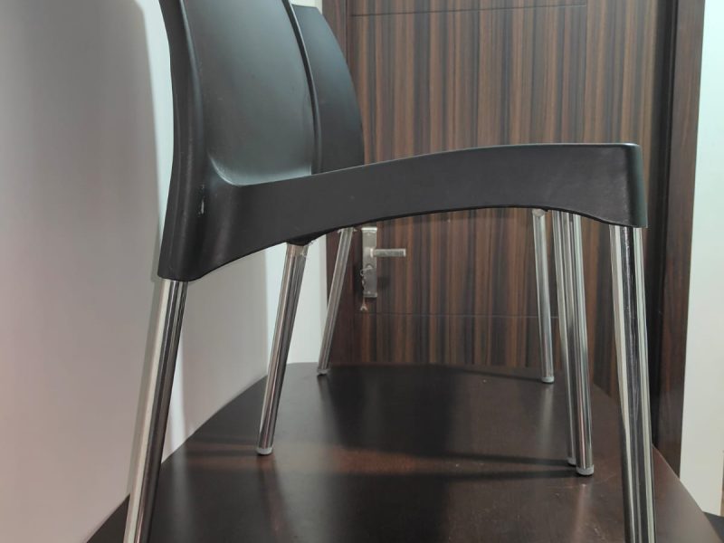 Title : Elegant 4-Seater Dining Table with 4 Chairs – Excellent Condition
