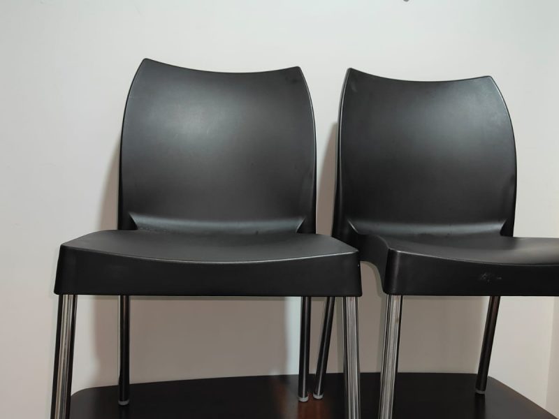 Title : Elegant 4-Seater Dining Table with 4 Chairs – Excellent Condition
