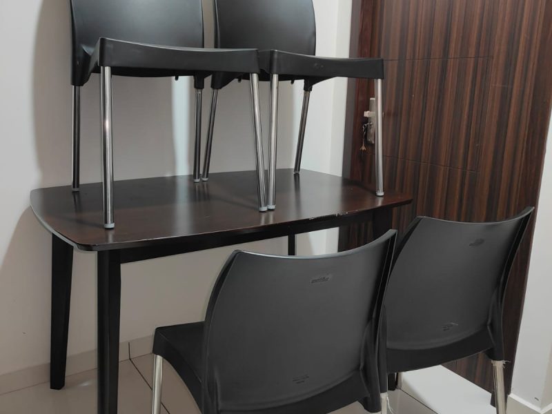 Title : Elegant 4-Seater Dining Table with 4 Chairs – Excellent Condition