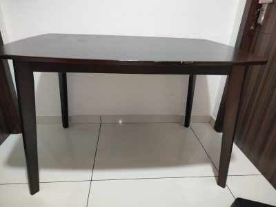 Title : Elegant 4-Seater Dining Table with 4 Chairs – Excellent Condition