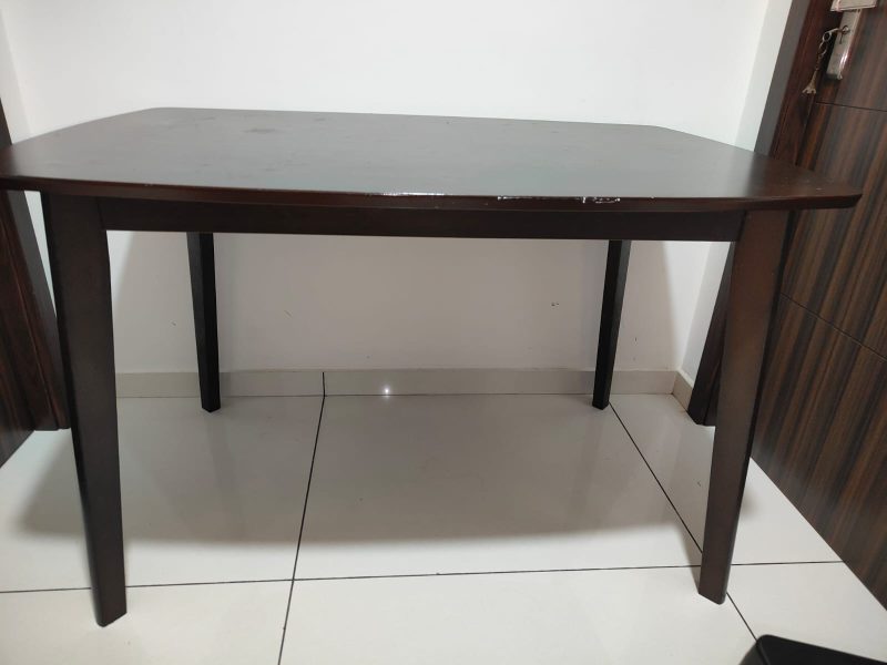 Title : Elegant 4-Seater Dining Table with 4 Chairs – Excellent Condition
